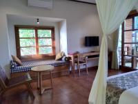 Ubud Lestari Bungalows的电视和/或娱乐中心
