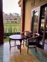Ubud Lestari Bungalows的阳台或露台
