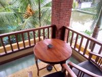 Ubud Lestari Bungalows的阳台或露台