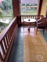 Ubud Lestari Bungalows的阳台或露台