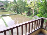 Ubud Lestari Bungalows的阳台或露台