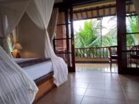 Ubud Lestari Bungalows客房内的一张或多张床位