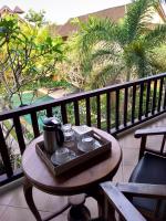 Ubud Lestari Bungalows的阳台或露台