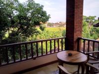 Ubud Lestari Bungalows的阳台或露台