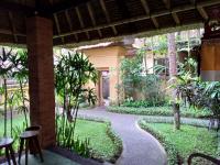 Ubud Lestari Bungalows外面的花园