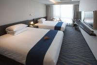 Gloucester Hotel Jeju客房内的一张或多张床位