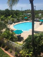 Spark by Hilton Sarasota Siesta Key Gateway内部或周边的泳池