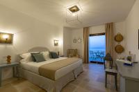 索伦托Romantic Relais Sorrento的一间带床的卧室，可欣赏海景