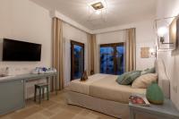 索伦托Romantic Relais Sorrento的一间卧室，配有一张床、一张书桌和一台电视