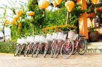 在Allegro Hoi An . A Little Luxury Hotel & Spa内部或周边骑自行车