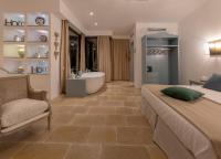索伦托Romantic Relais Sorrento的一间带大床和浴缸的卧室