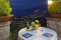 索伦托Romantic Relais Sorrento的一张桌子,上面放着一束葡萄和葡萄酒瓶