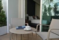 The Rose Residence, Bangkok的阳台或露台