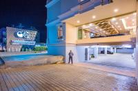 Evergreen Suite Hotel内部或周边的泳池