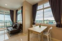 Evergreen Suite Hotel的休息区