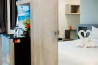 Evergreen Suite Hotel客房内的一张或多张床位