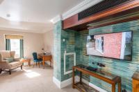 Best Western Moores Central Hotel的电视和/或娱乐中心
