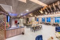 Evergreen Suite Hotel餐厅或其他用餐的地方