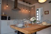 Urban House Siurot 33的厨房或小厨房