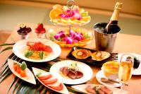 泉南市月神酒店情绪酒店（仅限成人）的一张摆满食物和一瓶酒的桌子