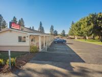 BurneyShasta Pines Motel &amp; Suites的停车场停在大楼前