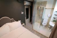 The LOL Elephant Hostel的一间浴室