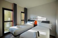 easyHotel Barcelona Fira客房内的一张或多张床位