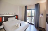 略夫雷加特河畔奥斯皮塔莱特easyHotel Barcelona Fira的卧室里有一张白色的大床和一扇窗户