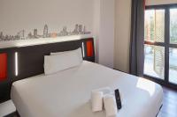 easyHotel Barcelona Fira客房内的一张或多张床位