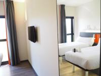 easyHotel Barcelona Fira客房内的一张或多张床位