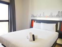 easyHotel Barcelona Fira客房内的一张或多张床位