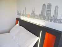 easyHotel Barcelona Fira客房内的一张或多张床位