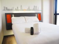 easyHotel Barcelona Fira客房内的一张或多张床位
