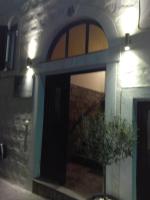 斯科拉拜占庭酒店的房屋前门,带窗户