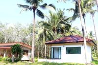库德岛The Lodge at Koh Kood的棕榈树度假屋