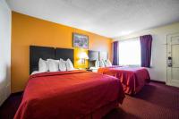 金曼Rodeway Inn Kingman Route 66的有两张床和一扇窗户的酒店房间