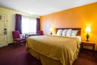 金曼Rodeway Inn Kingman Route 66的配有一张大床和一张书桌的酒店房间
