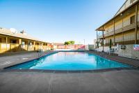 Rodeway Inn Kingman Route 66内部或周边的泳池