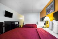 Rodeway Inn Kingman Route 66客房内的一张或多张床位