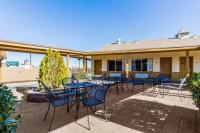 金曼Rodeway Inn Kingman Route 66的露台上的一组桌椅