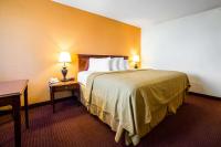 Rodeway Inn Kingman Route 66客房内的一张或多张床位