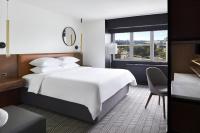 华盛顿ARC HOTEL Washington DC, Georgetown的一间带白色床和窗户的酒店房间