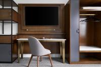 华盛顿ARC HOTEL Washington DC, Georgetown的客房设有书桌、椅子和电视。