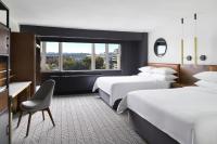 华盛顿ARC HOTEL Washington DC, Georgetown的有两张床和一扇窗户的酒店房间