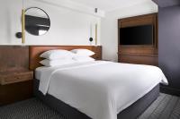 华盛顿ARC HOTEL Washington DC, Georgetown的一间配有电视的客房内的一张大白色床