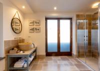 索伦托Romantic Relais Sorrento的带水槽和淋浴的浴室