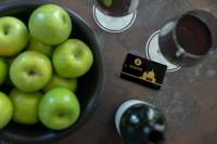 埃拉特Herods Boutique Eilat a Premium collection by Fattal Hotels的酒碗旁的一碗青苹果
