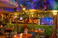Ohia Waikiki Studio Suites餐厅或其他用餐的地方