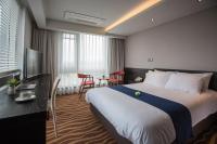 Gloucester Hotel Jeju客房内的一张或多张床位