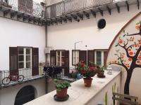 Sunshine Hostel Palermo的阳台或露台